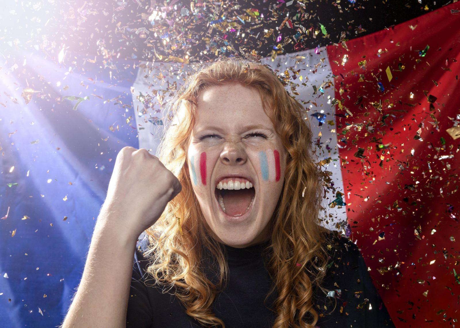 femme supporter criant pour encourager l'équipe de France