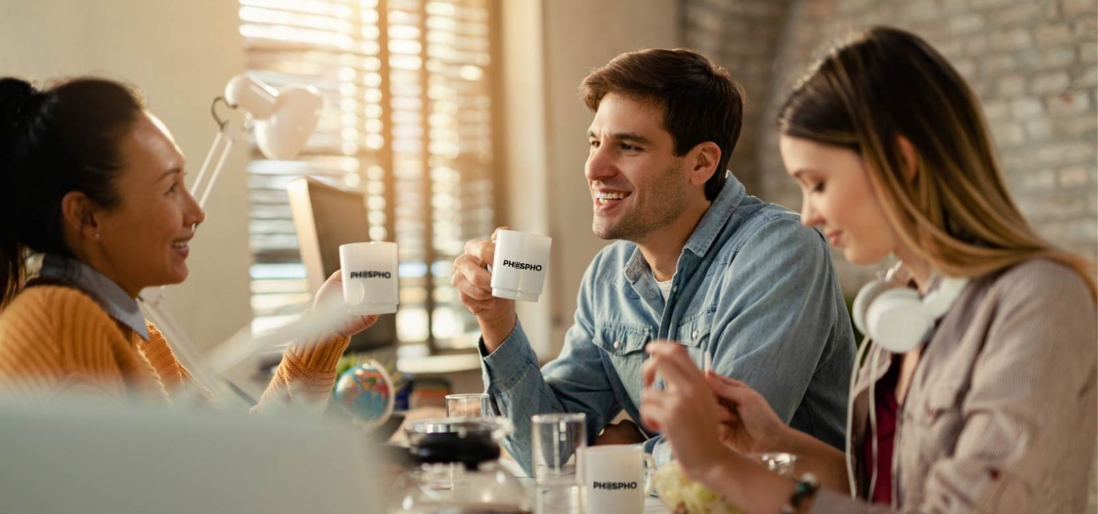 des collaborateurs prenant un café au bureau dans leur mug personnalisé