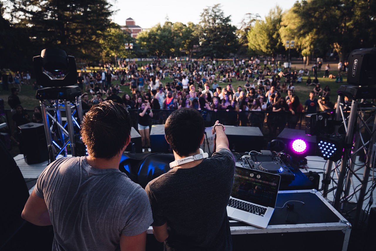 vue depuis la scène d'un concert de festival avec DJ