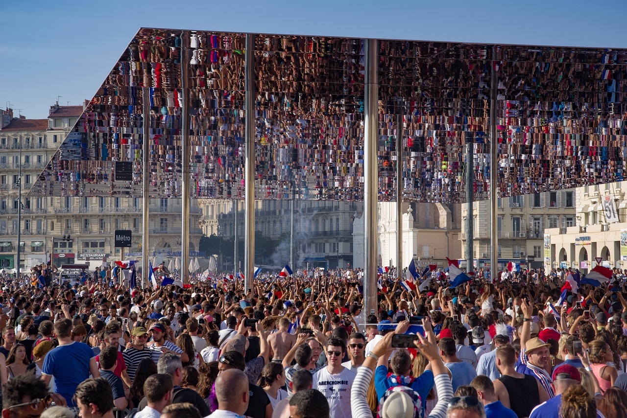Foule de supporters français en liesse sur une place