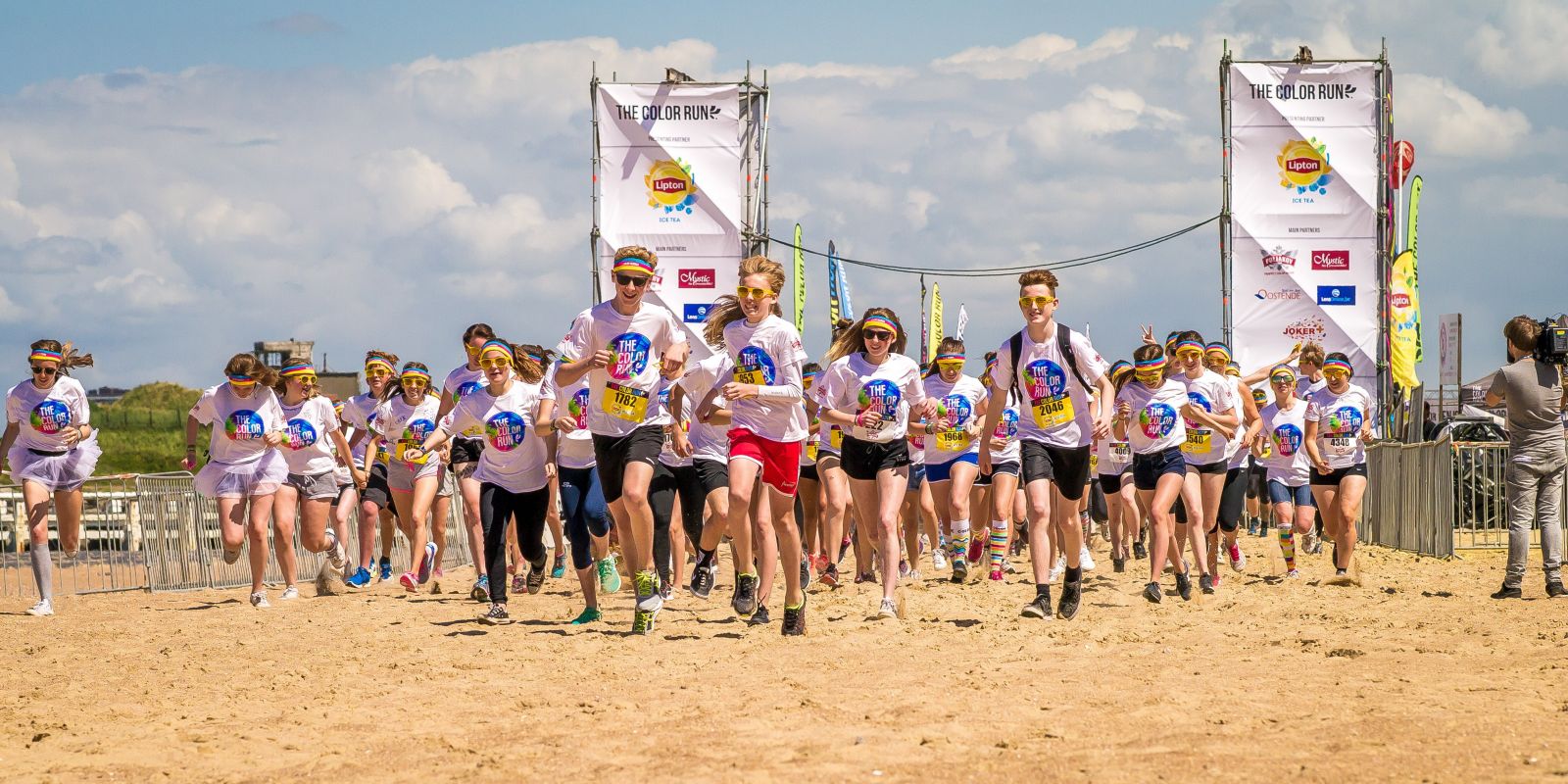 jeunes adolescents qui courent lors d'un évènement sportif